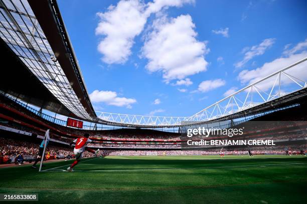 Arsenal's English midfielder Bukayo Saka takes a corner kick during the pre-season friendly football match for the Emirates Cup final between Arsenal...