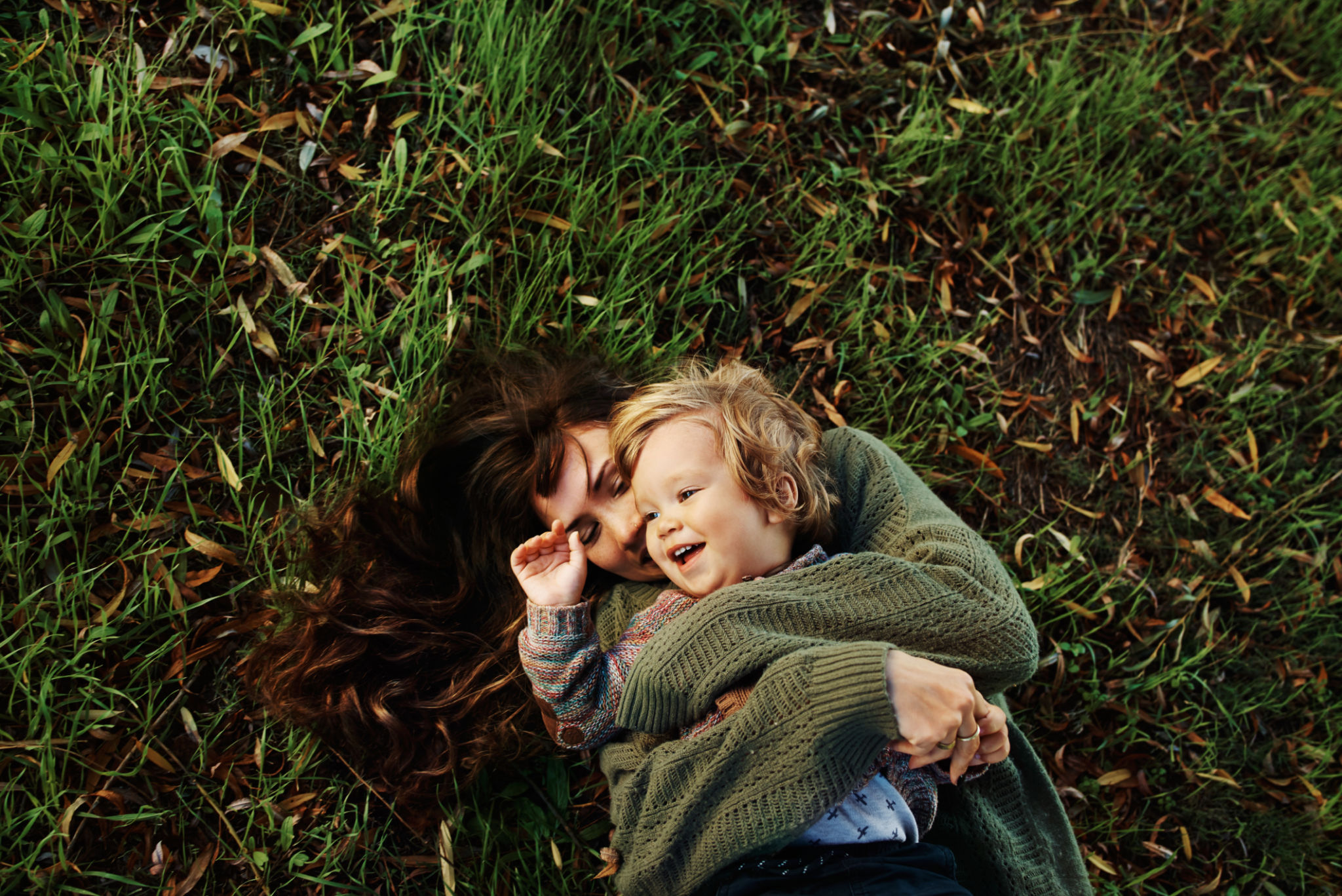 Scatto di una madre single che trascorre un po' di tempo al parco con suo figlio Scatto di una madre single che trascorre un po' di tempo al parco con suo figlio