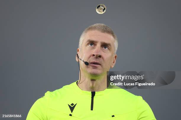 Referee Anderson Daronco during coin toss before a Brasileirao 2024 match between Vasco and Fluminense at Estadio Olimpico Nilton Santos on August...