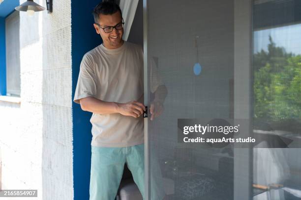 protection against insects with mosquito net wire - kamerscherm meubels stockfoto's en -beelden