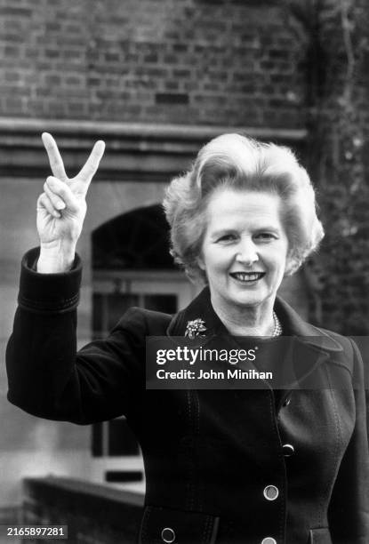 two fingers - government minister stock pictures, royalty-free photos & images