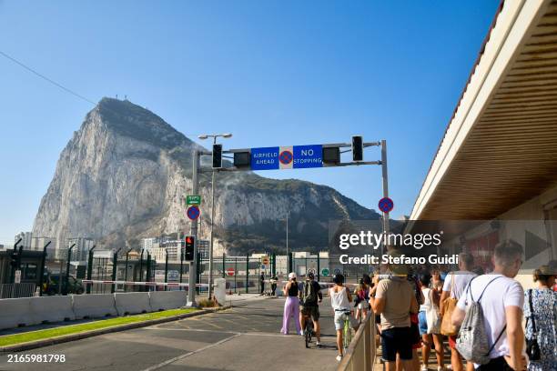 General view of people near of the entrance of the La Línea de la Concepción to the territory of Gibraltar of during the UK Daily Life on July 27,...