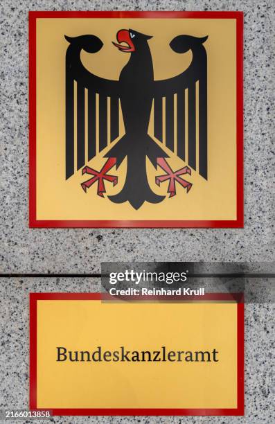 zeichen des bundeskanzleramtes und des deutschen adlers an einer wand - bundesadler stock-fotos und bilder