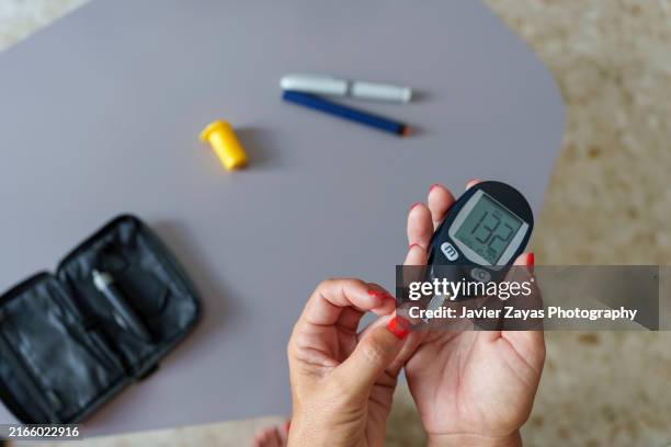 diabetic woman routine at home - diabetes tipo 1 fotografías e imágenes de stock