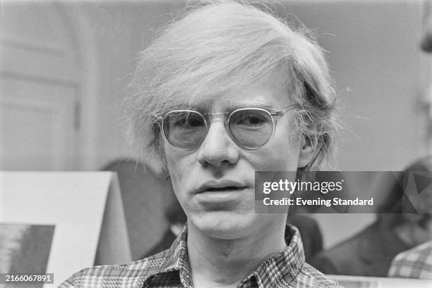 andy warhol in london - 1971 stock pictures, royalty-free photos & images