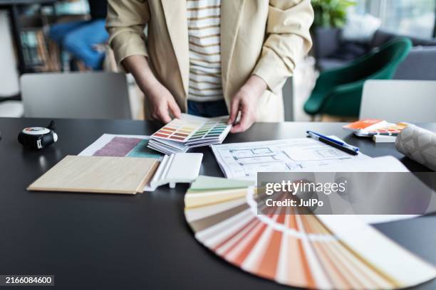 innenarchitekt, der an einem neuen projekt arbeitet, farben und materialien auswählt - innenarchitektur stock-fotos und bilder