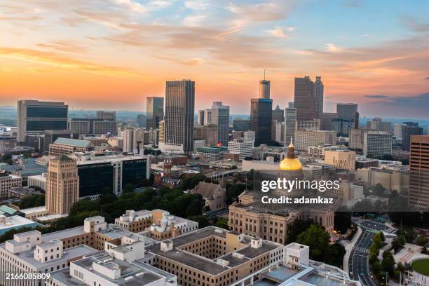 atlanta, capitolio del estado de georgia y plano de establecimiento aéreo del horizonte de la ciudad - georgia-estado-de-eeuu fotografías e imágenes de stock