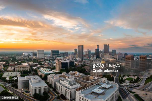 atlanta, capitolio del estado de georgia y plano de establecimiento aéreo del horizonte de la ciudad - georgia-estado-de-eeuu fotografías e imágenes de stock
