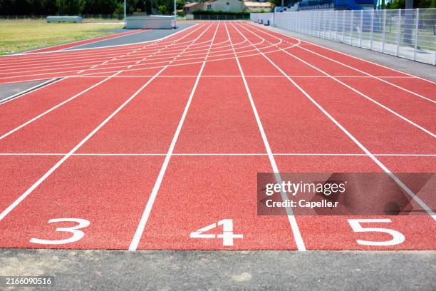 piste d'athlétisme en france - running track stock pictures, royalty-free photos & images