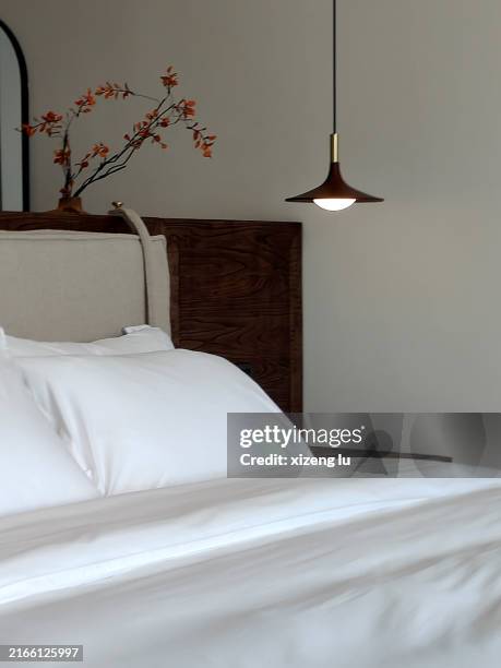 the pendant lamp at the bedside - lençol roupa de cama imagens e fotografias de stock