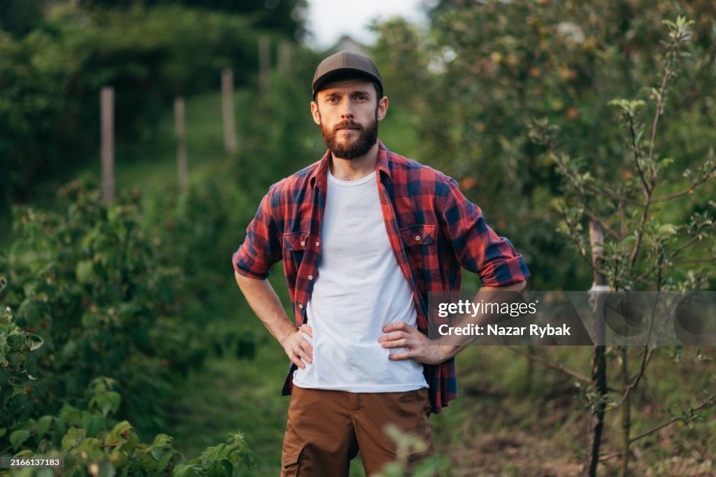 Porträt eines gutaussehenden, selbstbewussten Bauern im Garten