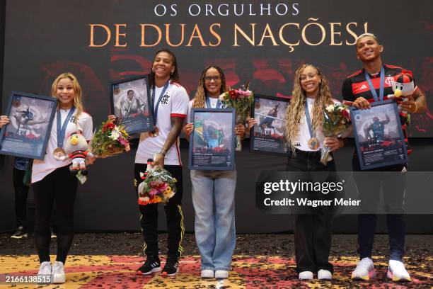 Flamengo pays tribute to Olympic medalists from Paris 2024, Flavia Saraiva, Rafaela Silva, Rebeca Andrade, Lorrane Oliveira and Isaquias Queiroz at...