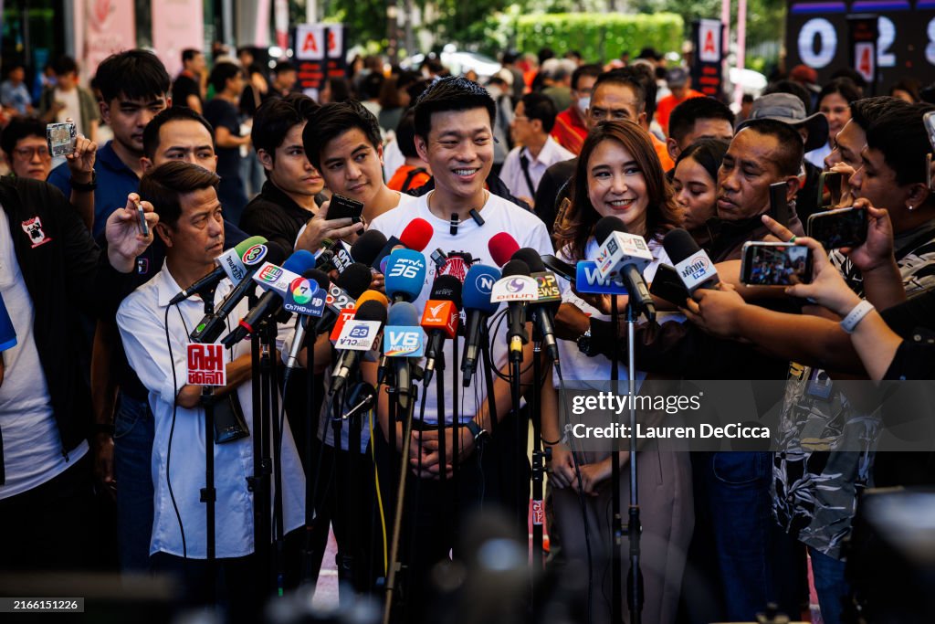 People's Party Holds Sign Up Event