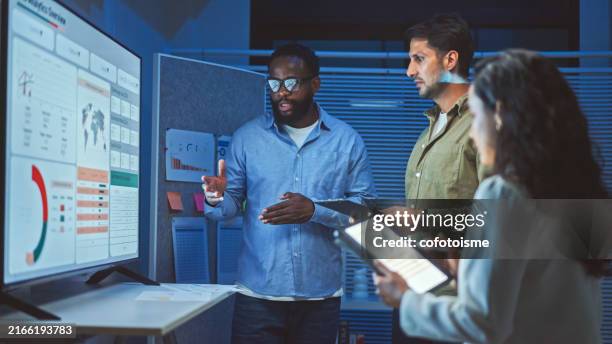 data analytics team meeting at night. - imitation photos et images de collection
