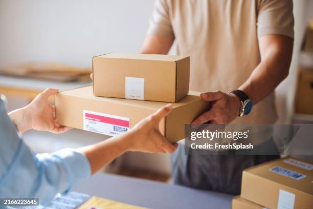 persona que recibe cajas de entrega en un entorno doméstico - oficina de correos fotografías e imágenes de stock