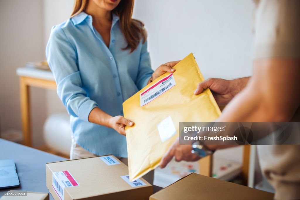 Pessoas trocando pacotes em um ambiente de escritório