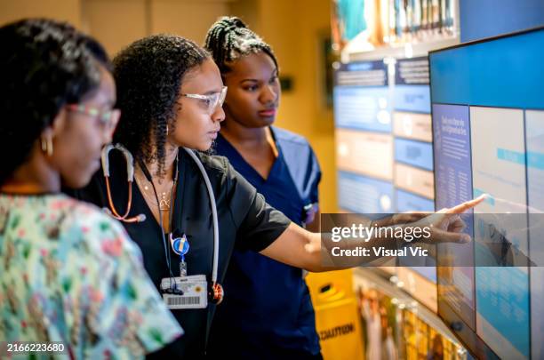 nurses using smart tv technology - estudante de medicina imagens e fotografias de stock