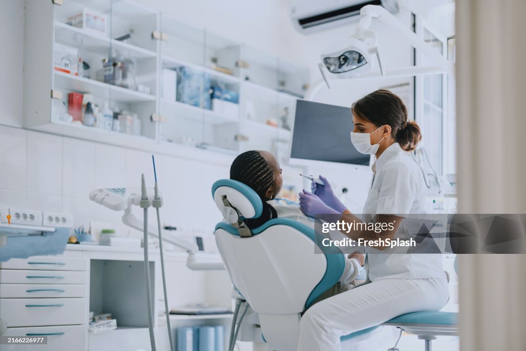 Dentista examinando paciente em clínica odontológica moderna