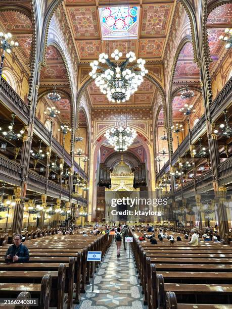 interior of dohany street synagogue in budapest - grote-synagoge-boedapest stockfoto's en -beelden