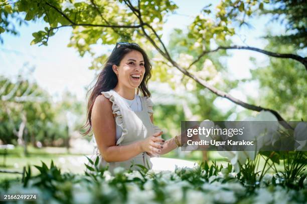 momentos del equipo trabajando en decoraciones florales para un evento de boda. - organizador de eventos fotografías e imágenes de stock