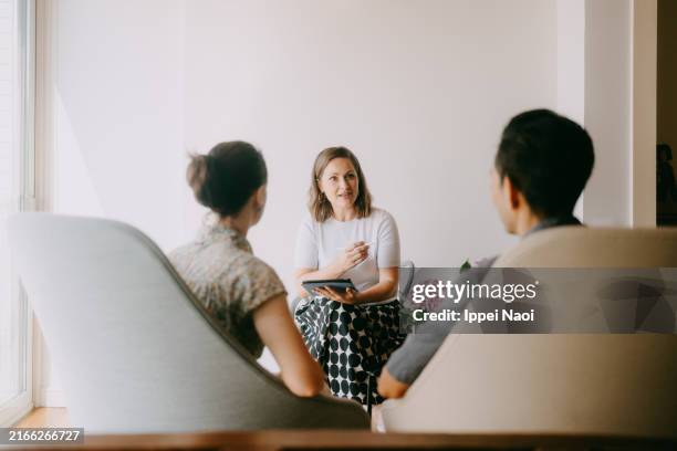 female therapist in marriage counseling and therapy session - terapia de pareja fotografías e imágenes de stock
