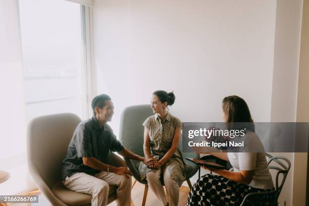marriage counseling and therapy with female therapist - terapia de pareja fotografías e imágenes de stock