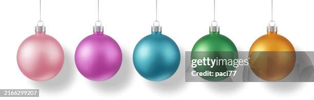 weihnachtskugeln in verschiedenen farben. isoliert auf weißem hintergrund. - christbaumkugel stock-grafiken, -clipart, -cartoons und -symbole