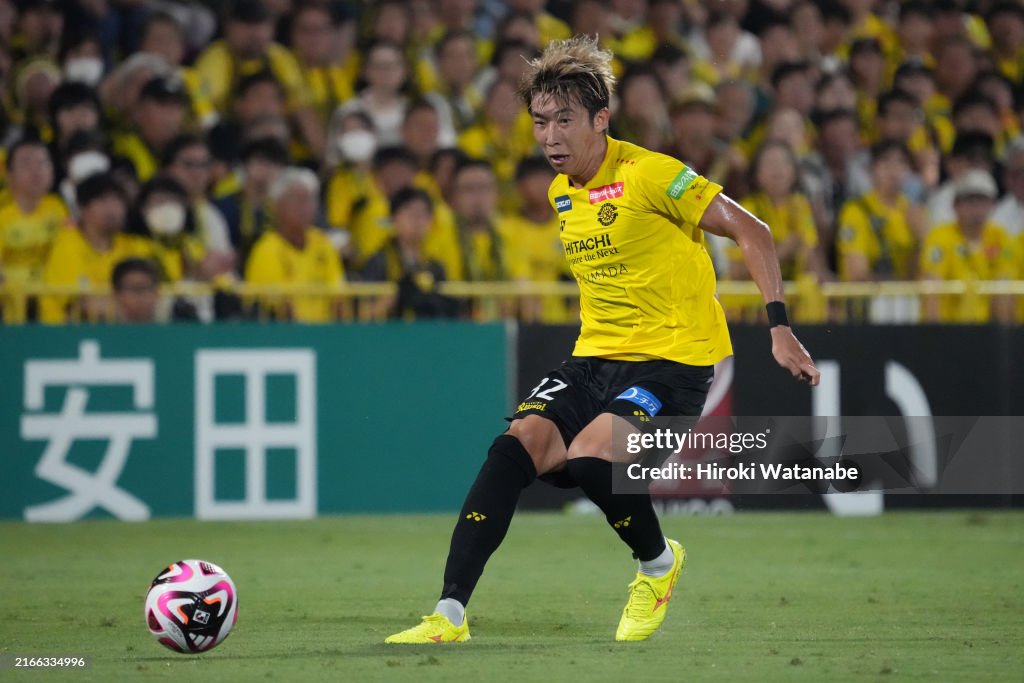 Kashiwa Reysol v Gamba Osaka - J.LEAGUE MEIJI YASUDA J1