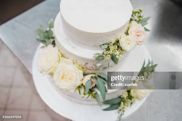 elegante hochzeitstorte - hochzeitstorte stock-fotos und bilder