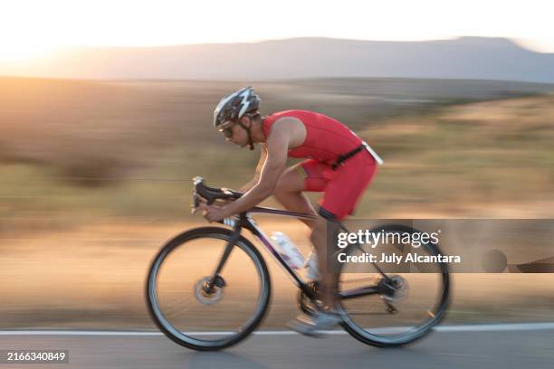 entrenamiento de motociclistas triatletas, desenfoque de movimiento - ciclista fotografías e imágenes de stock