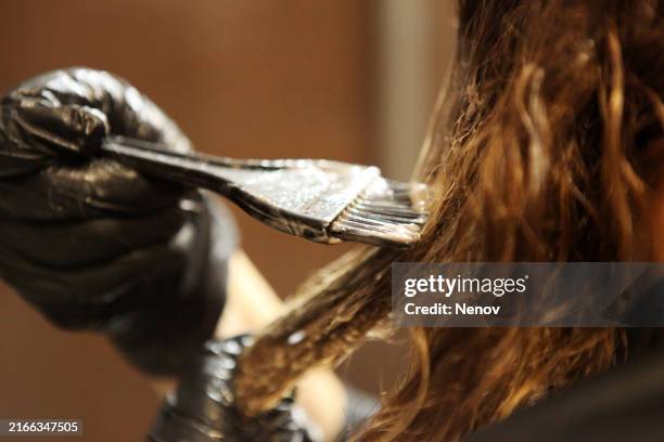 hair dyeing - cabello-teñido fotografías e imágenes de stock