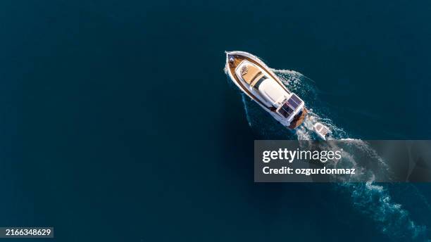 vista aérea de un velero, antalya turkiye - embarcación-marina fotografías e imágenes de stock