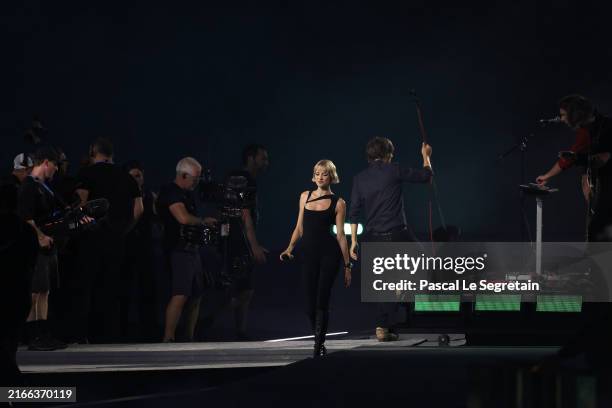 Angel Singer 809 Angèle Singer Stock Photos, High-Res Pictures, and Images - Getty ...