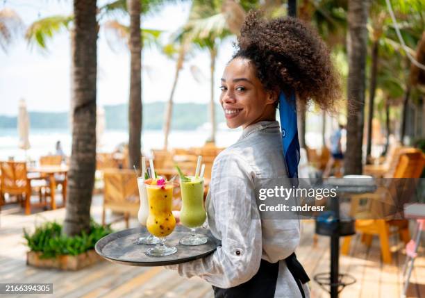 camarera sirviendo bebidas en un bar al aire libre - camarero fotografías e imágenes de stock