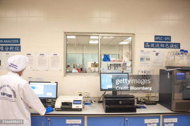 Operator Laboratory 6,436 Laboratory Employees Stock Photos, High-Res Pictures, and Images ...