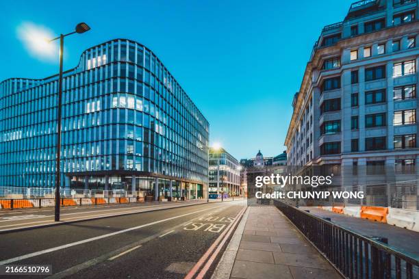 escena nocturna en el distrito financiero de londres - calle vacía fotografías e imágenes de stock