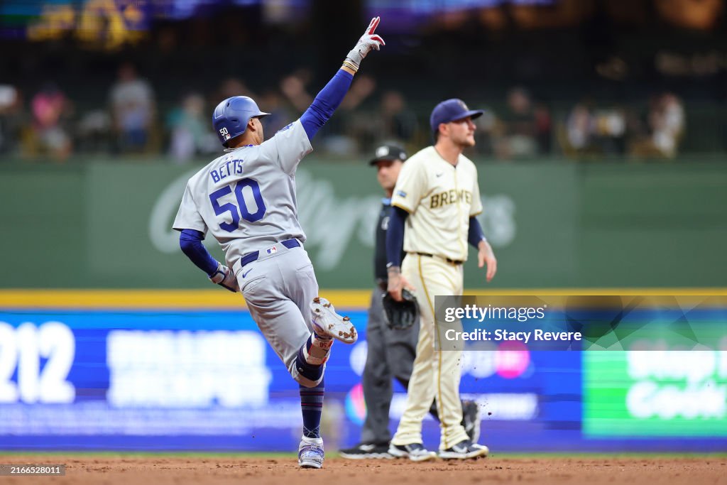 Los Angeles Dodgers v Milwaukee Brewers
