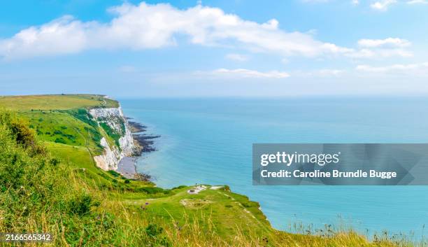 white cliffs of dover, kent, uk - calais stock pictures, royalty-free photos & images