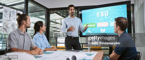 reunión de lluvia de ideas del equipo de ingenieros en la oficina de la fábrica. presentación sobre planificación de proyectos esg (ambientales, sociales y de gobierno corporativo). eficiencia energética sostenible. concepto de negocio industrial - criterios ambientales sociales y de gobernabilidad fotografías e imágenes de stock