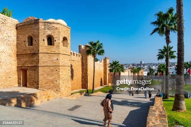 die straßenansicht der av. al marsa in der kasbah der oudayas, rabat, marokko - rabat marokko stock-fotos und bilder