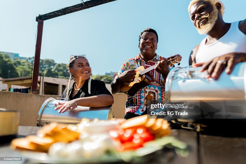 屋上でのパーティー中に楽器を演奏する友人
