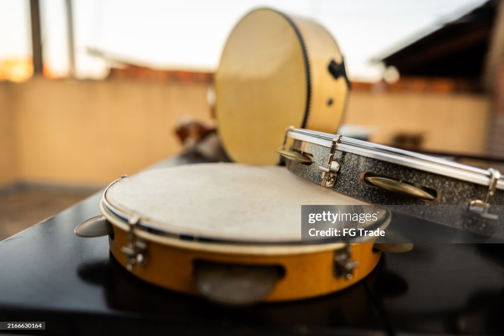 Primer plano de la pandereta encima de la mesa