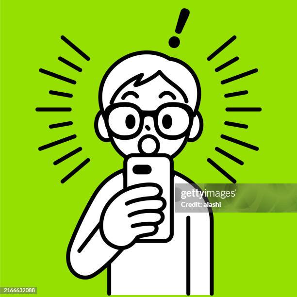 ein lernbegieriger junge mit hornbrille schaut schockiert oder überrascht auf sein smartphone, minimalistischer stil mit schwarz-weißem umriss - informationsüberflutung stock-grafiken, -clipart, -cartoons und -symbole
