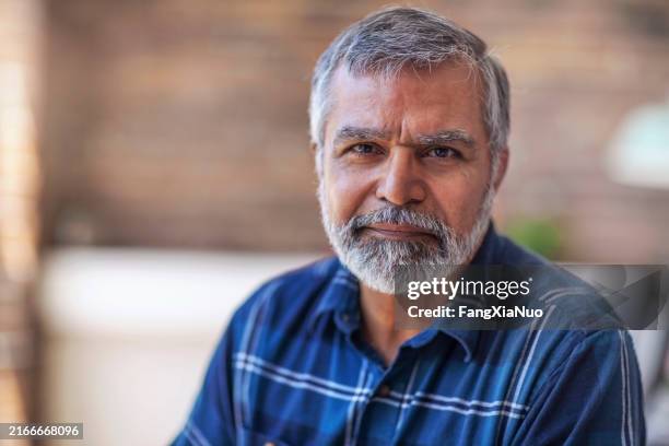 retrato de un hombre mayor multirracial indio asiático de las islas del pacífico con barba en la oficina - un solo hombre mayor fotografías e imágenes de stock
