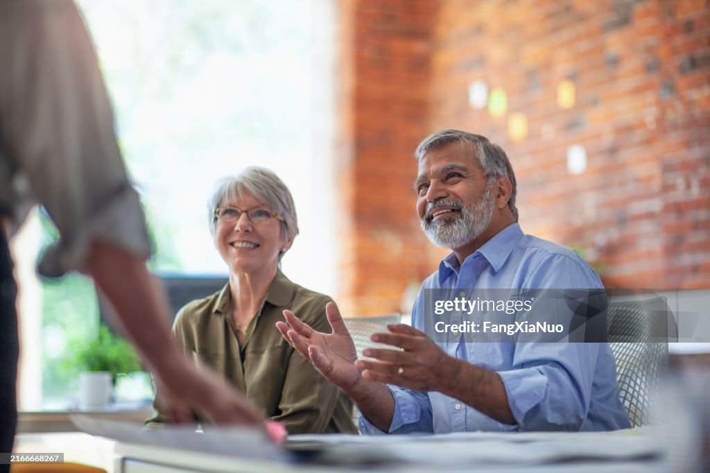 Asiatique, Indien, insulaire du Pacifique, homme âgé multiracial et caucasien, hispanique, femme âgée multiraciale, couple multiracial discutent lors d’une réunion au bureau avec un conseiller financier