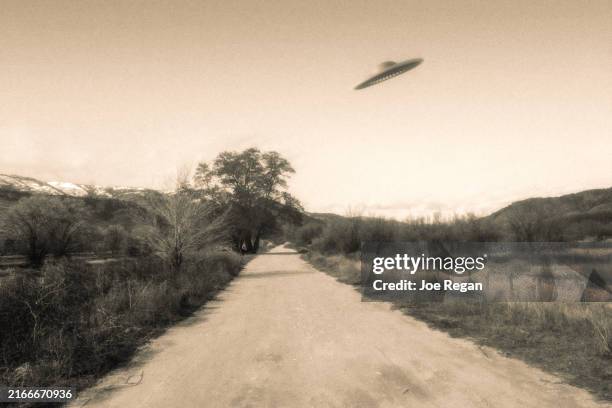 flying saucer - ovni fotografías e imágenes de stock