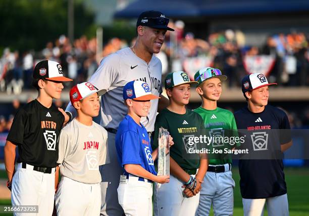 Aaron Judge of the New York Yankees poses with Little League players prior to the game against the Detroit Tigers at Bowman Field on August 18, 2024...