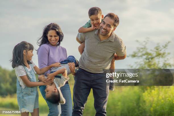diversión familiar al aire libre - familia con tres hijos fotografías e imágenes de stock