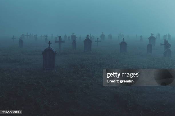 cimitero spettrale vuoto di notte - halloween foto e immagini stock