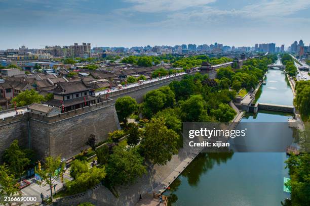 ancient city wall in xi'an city,china - xian stockfoto's en -beelden
